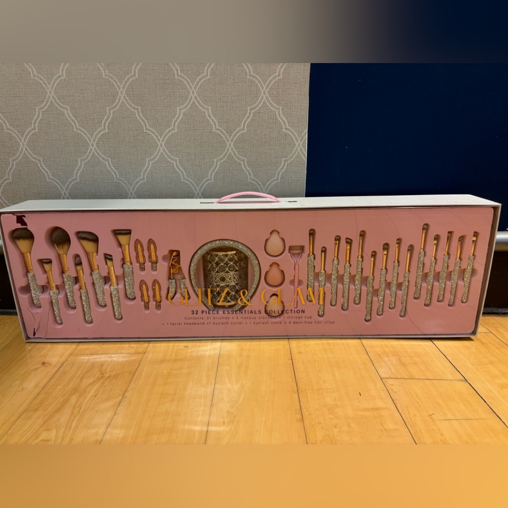 GLITZ & GLAM 32 Piece Essentials Collection